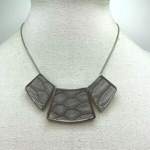 Beautiful Unsigned Silver Tone Gray Snake Scale Textured Pendants Boho Necklace